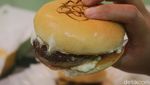 Cicip Burger Traffic Bun Fadil Jaidi yang Antreannya Panjang