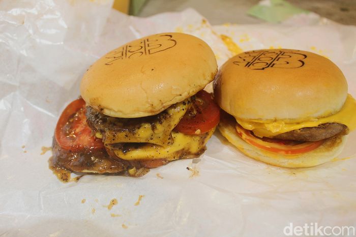 Cicip Burger Traffic Bun Fadil Jaidi yang Antreannya Panjang - Foto 5