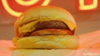 Selain menu burger, Traffic Bun juga menawarkan menu hot dog. Hot dog disini terbilang unik karena disajikan dengan aneka topping mac and cheese. Foto: detikcom/Riska Fitria
