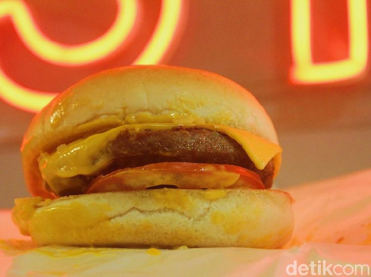Cicip Burger Traffic Bun Fadil Jaidi yang Antreannya Panjang