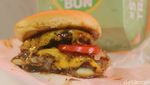 Cicip Burger Traffic Bun Fadil Jaidi yang Antreannya Panjang