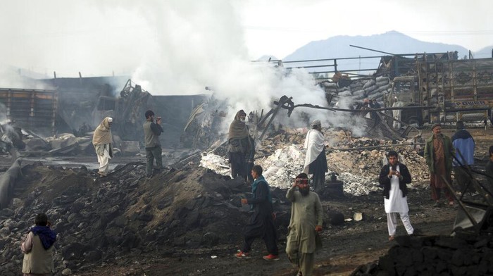 Truk BBM di Afghanistan Meledak, 7 Orang Tewas Residents watch burning oil tankers and trucks in Kabul, Afghanistan, Sunday, May 2, 2021. A fire roared through several fuel tankers on the northern edge of the Afghan capital late Saturday, injuring at least 10 people and plunging much of the city into darkness, officials said. (AP Photo/Rahmat Gul)