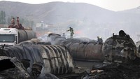 Sedikitnya 7 orang tewas dan belasan lainnya terluka akibat insiden kebakaran truk tangki bensin tersebut.  