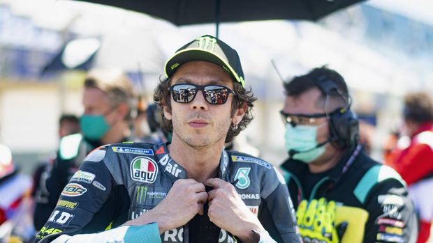 JEREZ DE LA FRONTERA, SPAIN - MAY 02: Valentino Rossi of Italy and Petronas Yamaha SRT  prepares to start on the grid during the MotoGP race during the MotoGP of Spain - Race at Circuito de Jerez on May 02, 2021 in Jerez de la Frontera, Spain. (Photo by Mirco Lazzari gp/Getty Images)