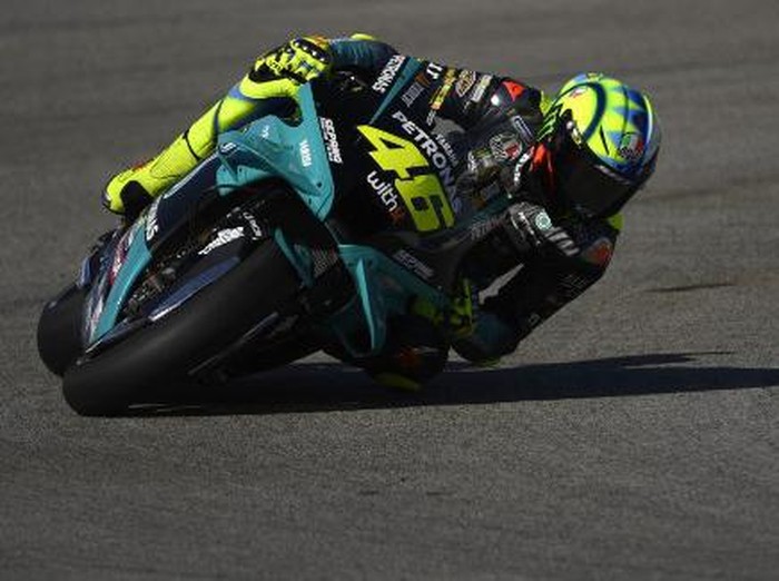 Petronas Yamaha SRTs Italian rider Valentino Rossi takes a curve rides during the MotoGP third practice session of the Spanish Grand Prix at the Jerez Circuit in Jerez de la Frontera on May 1, 2021. (Photo by PIERRE-PHILIPPE MARCOU / AFP)