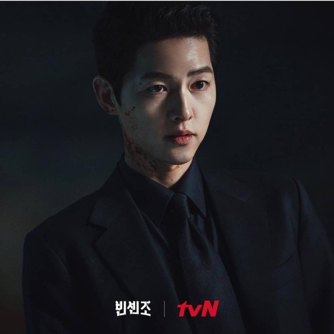 Rabu (5/5/2021) kemarin, Institut Penelitian Bisnis Korea merilis daftar artis Korea terpopuler bulan ini. Bintang drama Korea Vincenzo ini pun menempati urutan pertama. Aksi Song Joong Ki sebagai eks mafia asal Italia sukses mencuri perhatian netizen Korea. Foto: (dok. tvN)
