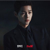 Rabu (5/5/2021) kemarin, Institut Penelitian Bisnis Korea merilis daftar artis Korea terpopuler bulan ini. Bintang drama Korea Vincenzo ini pun menempati urutan pertama. Aksi Song Joong Ki sebagai eks mafia asal Italia sukses mencuri perhatian netizen Korea. Foto: (dok. tvN)