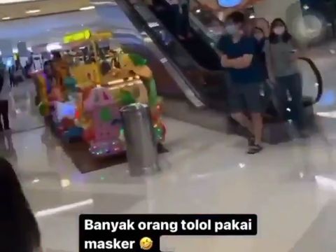 viral pria mengumpas pengunjung mal pakai masker