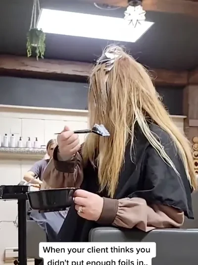 Viral wanita mewarnai rambut sendiri di salon
