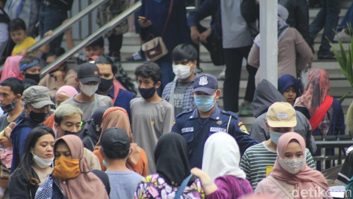 Warga Serbu Pusat Belanja di Bandung