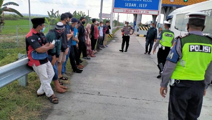 17 Pemudik yang nekat ingin pulang kampung ke Bojonegoro diamankan tim penyekatan pemudik, di exit Tol Ngawi. Para pemudik berasal dari Bogor. Mereka diamankan dari sebuah mini bus nopol B 7066 TDB.