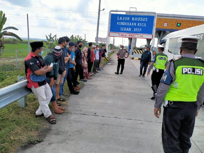 17 Pemudik yang nekat ingin pulang kampung ke Bojonegoro diamankan tim penyekatan pemudik, di exit Tol Ngawi. Para pemudik berasal dari Bogor. Mereka diamankan dari sebuah mini bus nopol B 7066 TDB.