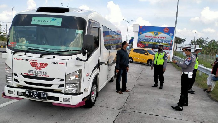 17 Pemudik yang nekat ingin pulang kampung ke Bojonegoro diamankan tim penyekatan pemudik, di exit Tol Ngawi. Para pemudik berasal dari Bogor. Mereka diamankan dari sebuah mini bus nopol B 7066 TDB.