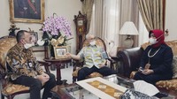 Koleksi tersebut diserahkan oleh Try Sutrisno dan Hamzah Haz langsung kepada Sekretaris Direktorat Jenderal Kebudayaan Kementerian Pendidikan, Kebudayaan, Riset dan Teknologi, Fitra Arda dengan di dampingi oleh Kepala Museum Kepresidenan RI Balai Kirti Dewi Murwaningrum di kediaman pribadi Try Sutrisno dan Hamzah Haz.