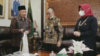 Sedangkan, Hamzah Haz menghibahkan koleksi Kemeja, Sarung, Sorban, Peci Hitam dan Peci Putih, serta Baju Gamis yang sering dikenakan saat beliau menjabat sebagai Wapres.