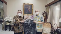 Wakil Presiden ke-9 RI periode 20012004, Hamzah Haz dan Wakil Presiden ke-6 RI periode 1993-1998, Try Sutrisno berfoto bersama usai menghibahkan koleksi pribadi ke Museum Kepresidenan Republik Indonesia Balai Kirti.