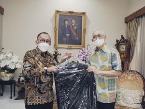 Hamzah Haz dan Try Sutrisno Hibahkan Koleksi Pada Museum Kepresidenan