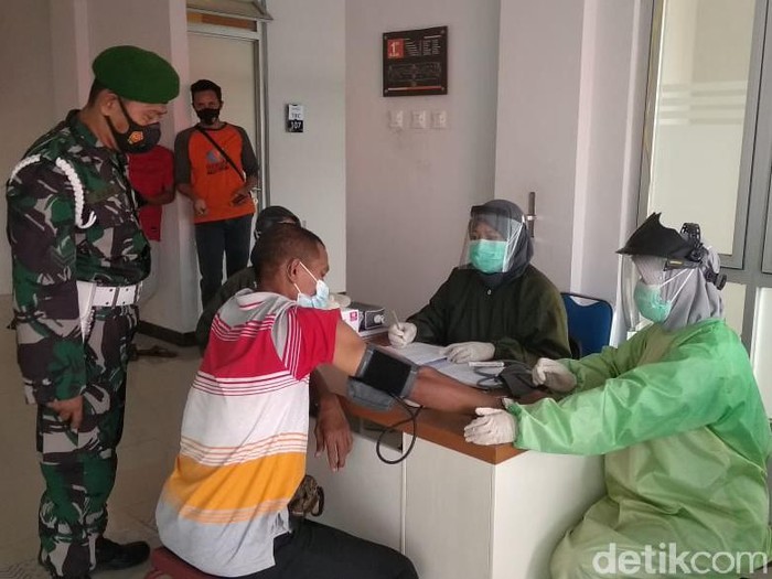 38 pekerja migran Indonesia (PMI)/TKI asal Lamongan yang sudah masuk karantina yang ada di Rusunawa. Dari 38 PMI ini, 23 di antaranya sudah diperbolehkan pulang ke rumahnya. Mereka dikarantina selama 3 hari dengan hasil tes negatif.