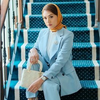 Anissa Aziza jadi model untuk brand hijab Ayu by Ayu Lestari. Ia memadukan gaya modest dan modern dengan busana berpotongan tailoring. Foto: Instagram/@anissaaziza, @ayubyayulestariofficial