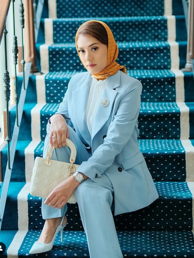 Anissa Aziza jadi model untuk brand hijab Ayu by Ayu Lestari. Ia memadukan gaya modest dan modern dengan busana berpotongan tailoring. Foto: Instagram/@anissaaziza, @ayubyayulestariofficial