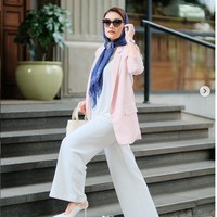 Ibu dua anak ini mengenakan setelan blazer dan celana yang dipadu blouse. Pemakaian kerudung yang memperlihatkan area poni mengingatkan pada gaya klasik artis Audrey Hepburn. Foto: Instagram/@anissaaziza, @ayubyayulestariofficial