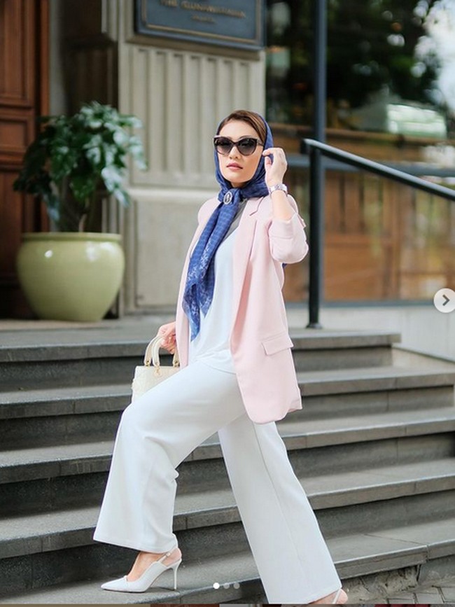 Ibu dua anak ini mengenakan setelan blazer dan celana yang dipadu blouse. Pemakaian kerudung yang memperlihatkan area poni mengingatkan pada gaya klasik artis Audrey Hepburn. Foto: Instagram/@anissaaziza, @ayubyayulestariofficial