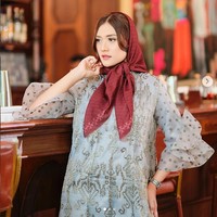 Mengenakan gaun abu-abu dan scarf marun, gaya Anissa Aziza satu ini bisa jadi inspirasi kamu berbusana di Hari Raya. Foto: Instagram/@anissaaziza, @ayubyayulestariofficial