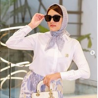 Penampilannya berkerudung pun mendapat pujian netizen. Mereka menyebut Anissa Aziza sangat cantik dengan gaya tersebut. Foto: Instagram/@anissaaziza, @ayubyayulestariofficial