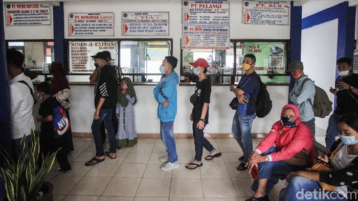 Para calon pemudik mengikuti tes genose di Terminal Poris Plawad, Kota Tangerang, Banten, Selasa (4/5/2021).