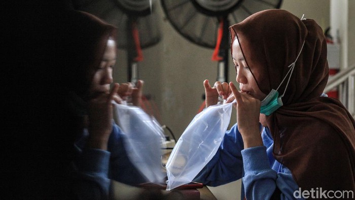 Antusias Calon Pemudik Ikut Tes GeNose di Terminal Poris Para calon pemudik mengikuti tes genose di Terminal Poris Plawad, Kota Tangerang, Banten, Selasa (4/5/2021).