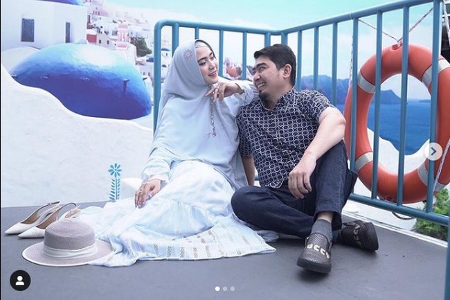 Saking berantakan keuangannya karena pandemi, Ustaz Solmed mengaku kebingungan tidak punya uang saat ibunya jatuh sakit. Saya sampai harus meminjam uang kepada April hanya perkara Rp200 ribu saya pinjam duit di masa pandemi ini. Saya pinjam uang Rp500 ribu hanya untuk biaya berobat ibu saya, yang saya tidak punya lagi tabungan saat pandemi ini, kata Ustaz Solmed saat hadir dia acara bertema Islami di salah satu stasiun TV, seperti yang dikutip dari InsertLive. Foto: Dok. Instagram @apriljasmine85