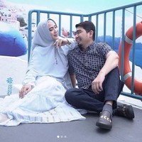 Saking berantakan keuangannya karena pandemi, Ustaz Solmed mengaku kebingungan tidak punya uang saat ibunya jatuh sakit. Saya sampai harus meminjam uang kepada April hanya perkara Rp200 ribu saya pinjam duit di masa pandemi ini. Saya pinjam uang Rp500 ribu hanya untuk biaya berobat ibu saya, yang saya tidak punya lagi tabungan saat pandemi ini, kata Ustaz Solmed saat hadir dia acara bertema Islami di salah satu stasiun TV, seperti yang dikutip dari InsertLive. Foto: Dok. Instagram @apriljasmine85