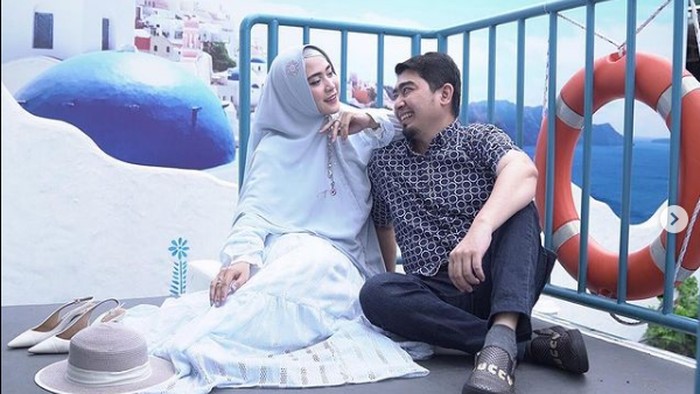 April Jasmine, istri Ustaz Solmed