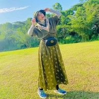 Liburan ke Taman Safari bersama Ustaz Solmed dan ketiga anak mereka, April Jasmine bergaya #ootd dengan long dress hijau dan belt bag dari brand Gucci. Foto: Dok. Instagram @apriljasmine85