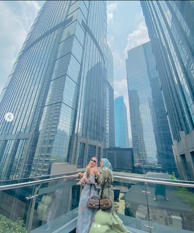 Bergaya di mall yang sedang hits di Jakarta yaitu Ashta District 8, April Jasmine tampak berpose dengan membawa tas Louis Vuitton.  Foto: Dok. Instagram @apriljasmine85