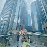 Bergaya di mall yang sedang hits di Jakarta yaitu Ashta District 8, April Jasmine tampak berpose dengan membawa tas Louis Vuitton.  Foto: Dok. Instagram @apriljasmine85