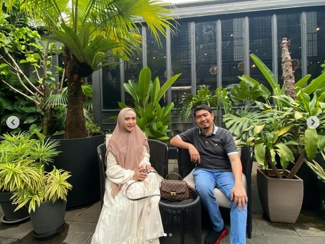 Menurut Ustaz Solmed, sang istri merelakan tabungannya untuknya di saat keuangannya berantakan. Andai saat itu April ketika saya minta mengatakan Saya nggak punya uang, saya tidak punya kuasa apa-apa untuk memaksanya. Tapi dia mengeluarkan semua tabungannya untuk men-support saya. Agar saya bisa bertahan di tengah kebingungan, kebimbangan, kegalauan, kenang Ustaz Solmed. Foto: Dok. Instagram @apriljasmine85