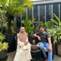 Menurut Ustaz Solmed, sang istri merelakan tabungannya untuknya di saat keuangannya berantakan. Andai saat itu April ketika saya minta mengatakan Saya nggak punya uang, saya tidak punya kuasa apa-apa untuk memaksanya. Tapi dia mengeluarkan semua tabungannya untuk men-support saya. Agar saya bisa bertahan di tengah kebingungan, kebimbangan, kegalauan, kenang Ustaz Solmed. Foto: Dok. Instagram @apriljasmine85