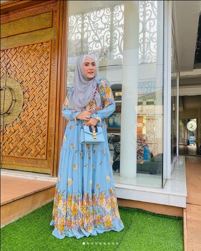 April Jasmine yang dinikahi Ustaz Solmed pada 2011 itu kerap bergaya membawa tas branded koleksinya sambil mempromosikan busana dari April Jasmine Butik. Seperti di foto ini, April tampak membawa tas Gucci berwarna biru. Foto: Dok. Instagram @apriljasmine85