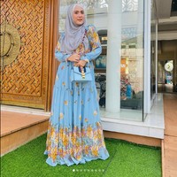 April Jasmine yang dinikahi Ustaz Solmed pada 2011 itu kerap bergaya membawa tas branded koleksinya sambil mempromosikan busana dari April Jasmine Butik. Seperti di foto ini, April tampak membawa tas Gucci berwarna biru. Foto: Dok. Instagram @apriljasmine85