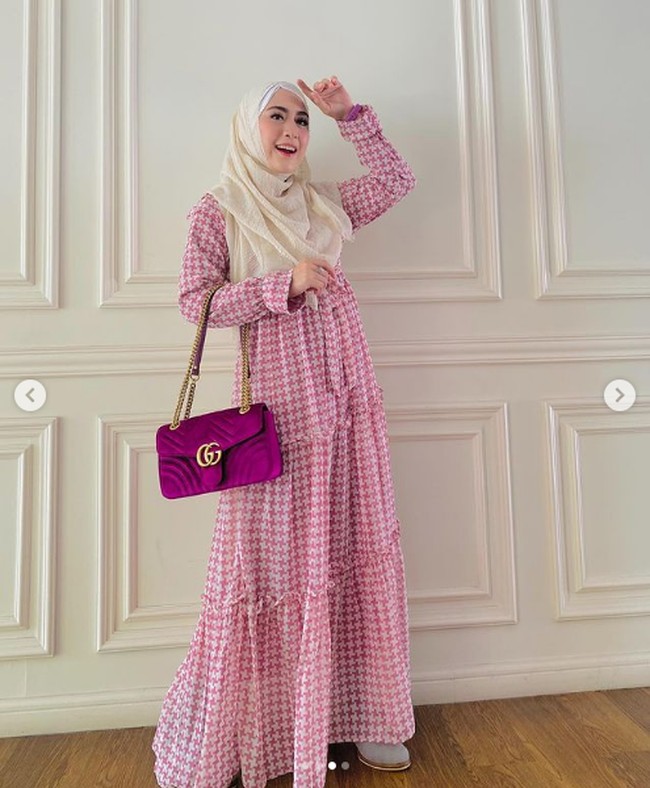 Tas Gucci seharga puluhan juta rupiah kembali menjadi pilihan April Jasmine saat bergaya memakai long dress motif houndstooth berwarna pink. Foto: Dok. Instagram @apriljasmine85