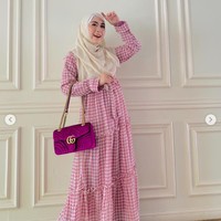 Tas Gucci seharga puluhan juta rupiah kembali menjadi pilihan April Jasmine saat bergaya memakai long dress motif houndstooth berwarna pink. Foto: Dok. Instagram @apriljasmine85