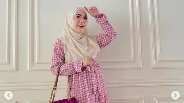 Ustaz Solmed Ngutang Rp 200 Ribu ke April Jasmine, Ini Gaya Mewah Sang Istri