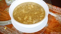 Hadir dengan konsep makan bersama, satu porsi sup ayamnya bisa untuk 5 orang.