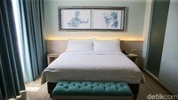 Saya mencoba 2 tipe kamar Superior dan Deluxe. Bedanya, Deluxe memiliki luas kamar 32 meter persegi dan memiliki sofa. Soal kenyamanan kasur dan amenitas, dua kamar ini cepat bikin kamu pulas.