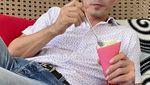 Doyan Kulineran, Ini Momen Atalarik Syah saat Makan Es Krim dan Jagung Bakar
