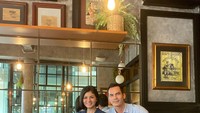 Salah satu pose kerennya terlihat setiap kali kulineran. Ia bersama temannya sering berpose sambil memperlihatkan makanan yang disantap di restoran. Foto: Instagram @ariksyach