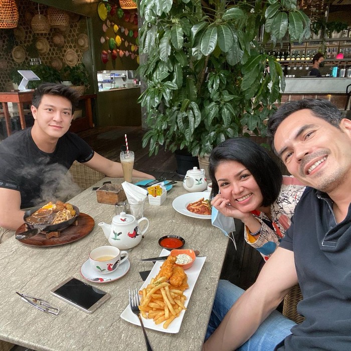 Atalarik Syah Doyan Kulineran, Ini Momen Atalarik Syah saat Makan Es Krim dan Jagung Bakar