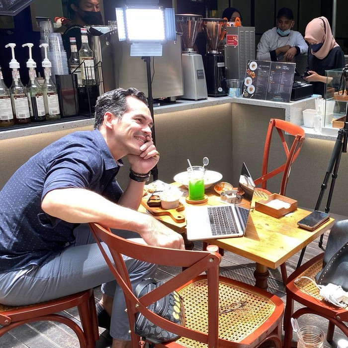 Atalarik Syah Doyan Kulineran, Ini Momen Atalarik Syah saat Makan Es Krim dan Jagung Bakar