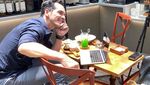 Doyan Kulineran, Ini Momen Atalarik Syah saat Makan Es Krim dan Jagung Bakar